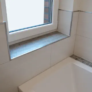 Wie man Fliesen im Badezimmer um die Badewanne herum streicht