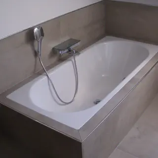 Wie man Fliesen im Badezimmer rund um die Badewanne entfernt