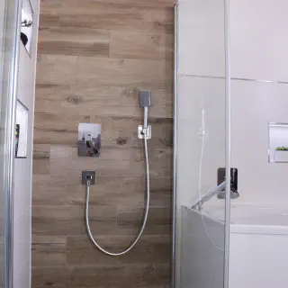Wie man Badezimmerfliesen für die Dusche installiert