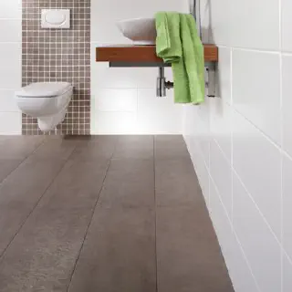 Austausch des Badezimmer-Fliesenbodens in Eigenregie
