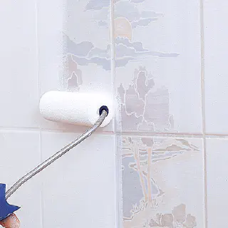 Wie man ein Badezimmer-Fliesenboden streicht