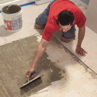 Vorbereitung des Badezimmerfliesenbodens