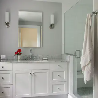 Badezimmer-Fliesenideen mit grauem Boden