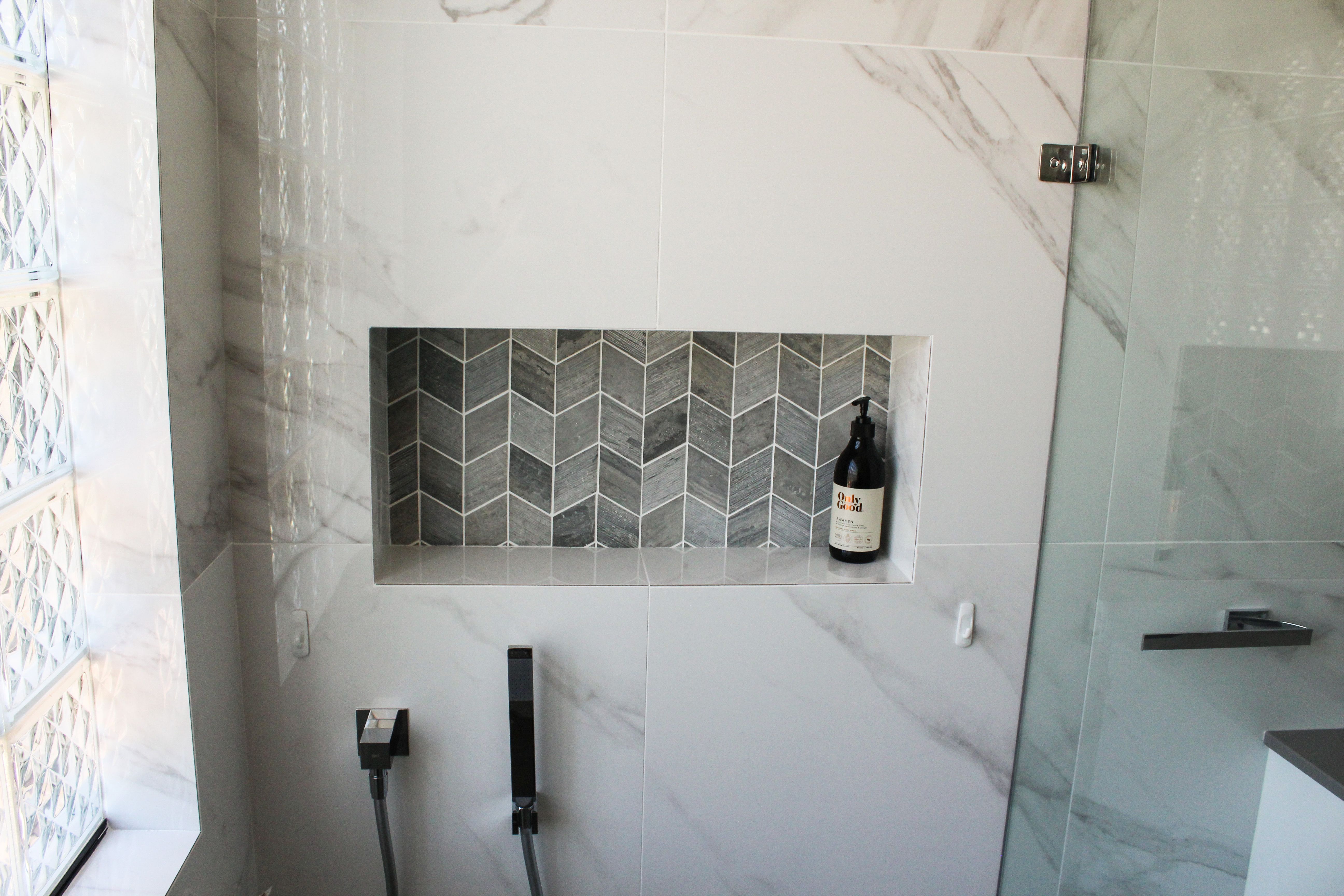 img/bathroom-tile-niche-shower-de.jpg