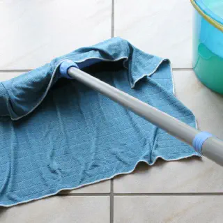 Die beste Reinigungslösung für Badezimmerfliesenböden