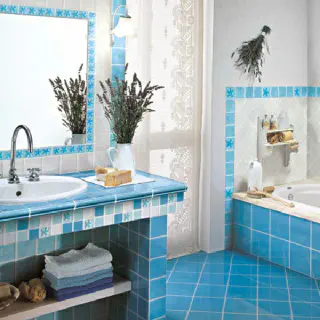 Cobalt blaue Badezimmerfliesen: Ein zeitloser Klassiker für Ihr Badezimmer