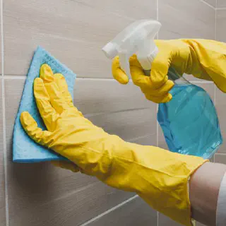 Die Do's und Don'ts der Reinigung von Badezimmerfliesen