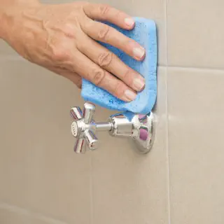 Einfache Reinigung von Badezimmerfliesen