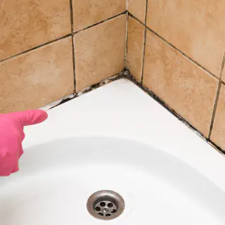 Der Prozess des Entfernens von Fliesenwänden im Badezimmer