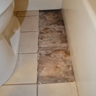Die Reparatur eines Badezimmer-Fliesenbodens