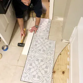 Verlegung von Bodenbelägen über Fliesen im Badezimmer