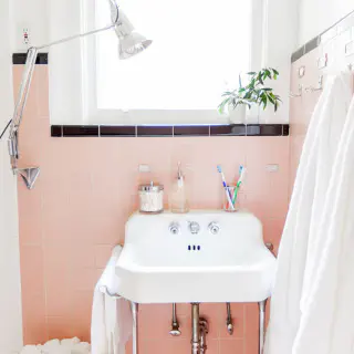 Wie man pinkfarbene Badezimmerfliesen bemalt