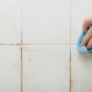 Natürliche Steinfliesen im Badezimmer reinigen