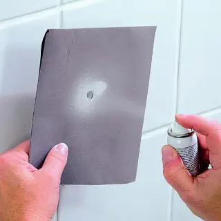 Wie man ein Loch in einer Badezimmerfliese repariert