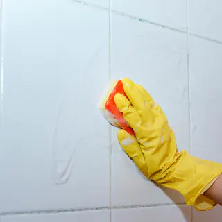 Wie man Badezimmerfliesen entfernt und reinigt