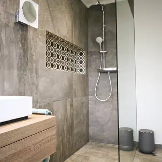 Wie man Badezimmerfliesen für die Dusche verfugt