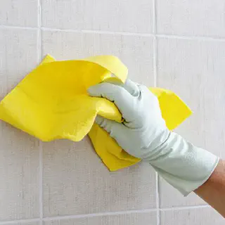 Wie man Badezimmerfliesenknöpfe reinigt