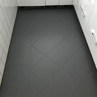 Wie man Fliesen im Badezimmer mit Kreidefarbe streicht