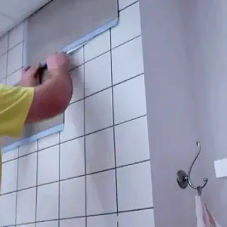 Wie man Fliesen im Badezimmer neu verfugt
