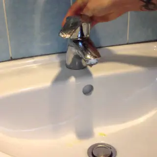 Wie man Kalkablagerungen auf Badezimmerkacheln reinigt