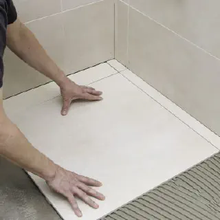 Wie man kleine Badezimmerfliesen verlegt